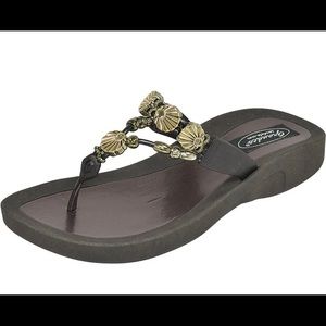 Seashell Grandco sandals multiple sizes in Black